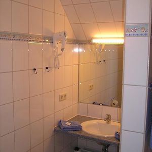 Zimmer mit Kingsize-Bett
